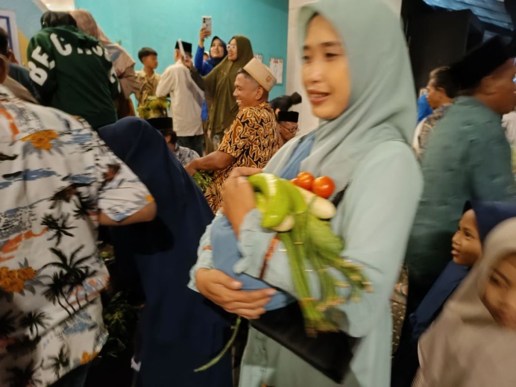 Warga Jember Berebut Sayur Gratis di Acara Tasyakuran Anggota Dewan Terpilih