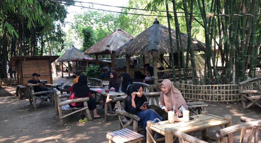 Menikmati Semilir Angin Sembari Ngopi dan Makan Siang di Warung Barmojo Mojokerto