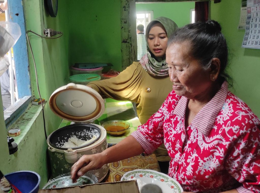 Wali Kota Ning Ita Nikmati Nasi Pecel Warung Bulik Min di Sudut Kota Mojokerto
