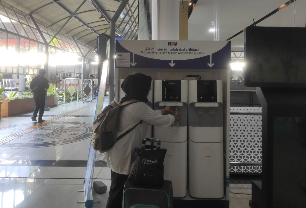 14 Water Station Gratis Disediakan di 4 Stasiun Wilayah KAI Daop 8
