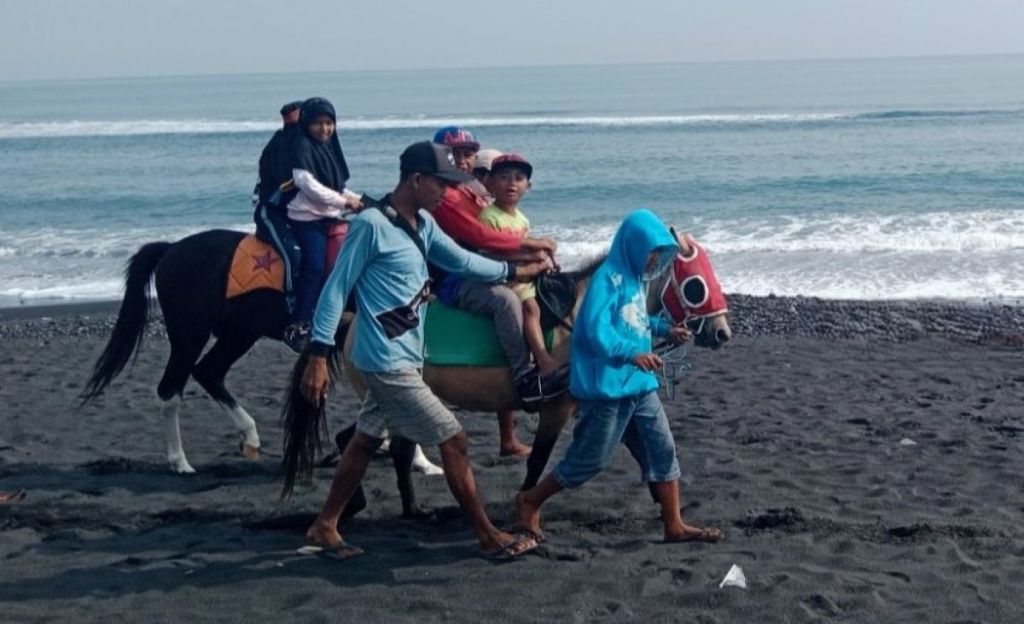 Sensasi Menunggang Kuda di Pasir Hitam Pantai Watu Pecak Lumajang