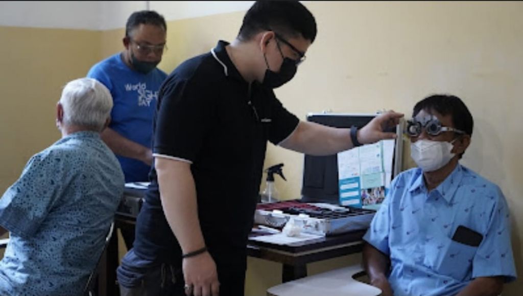 Kacamata Gratis untuk Pengemudi Bluebird di Surabaya