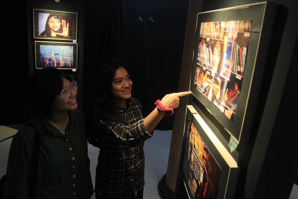 Melihat Deretan Foto Analog Menolak Punah Karya Ciphoc Unitomo Surabaya
