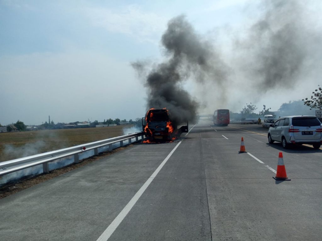Diduga Korsleting, Minibus Terbakar di Tol Jombang Mojokerto