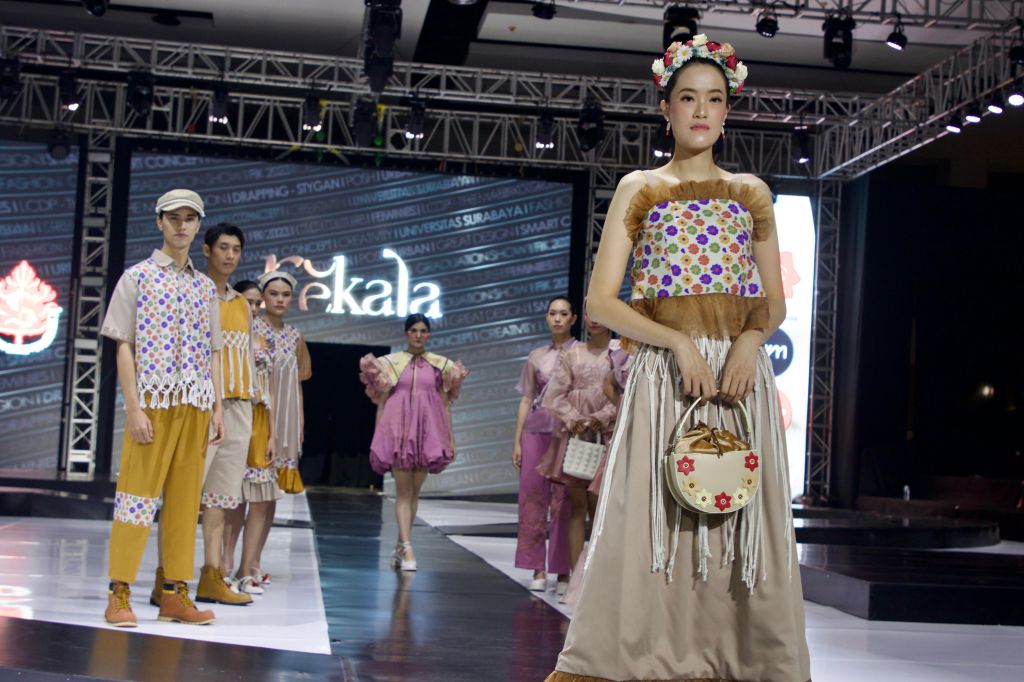 Busana Terinspirasi Barbie dan Festival Bunga dalam Graduation Show FIK Ubaya 2023