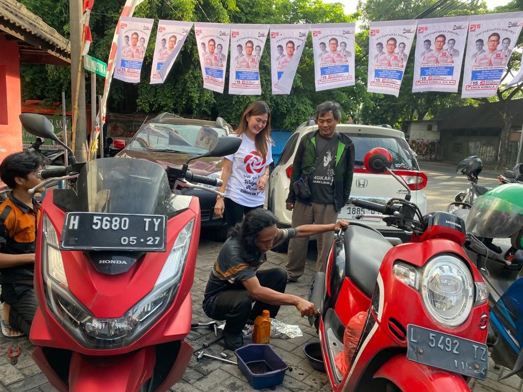 Driver Ojol Serbu Kampanye Tebus Murah Oli Motor Besutan Caleg Cantik PSI Surabaya