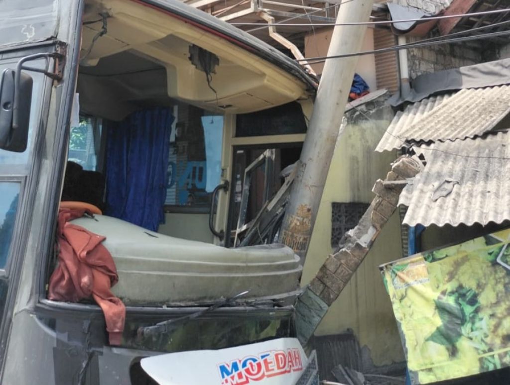 Bus Moedah Tabrak Rumah, Tiang Listrik dan Warung Nasi di Lamongan