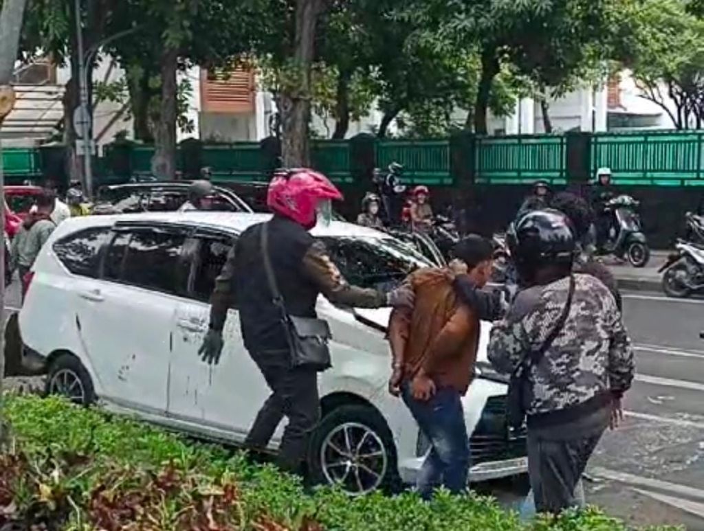 Menegangkan! Mobil di Surabaya Dihadang, Pengemudinya Diborgol