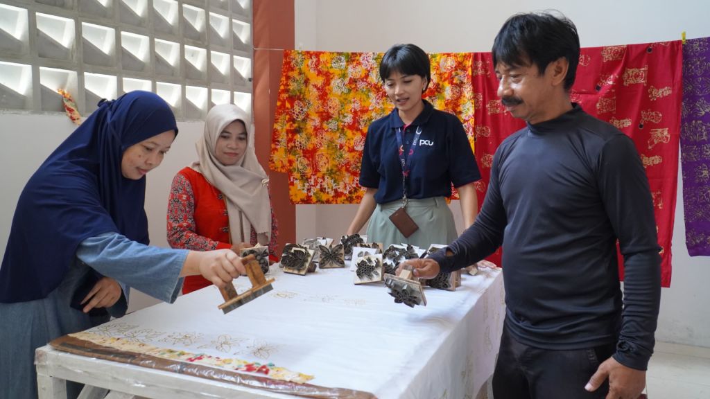 Tim Dosen PCU Hidupkan Ekonomi Kreatif Dolly Lewat Canting Bahan Daur Ulang