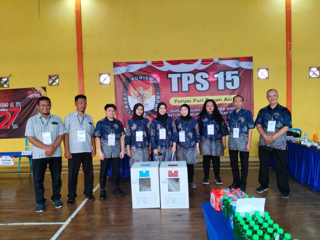 Panitia TPS di Perumahan Puri Taman Asri Beri Suvenir Warga yang Mencoblos