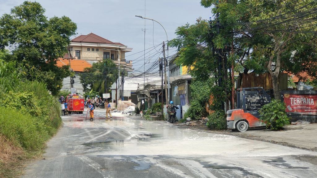 Jalan Raya Raci Benowo Surabaya Tutup Total Gegara Truk Muat Palet Terguling