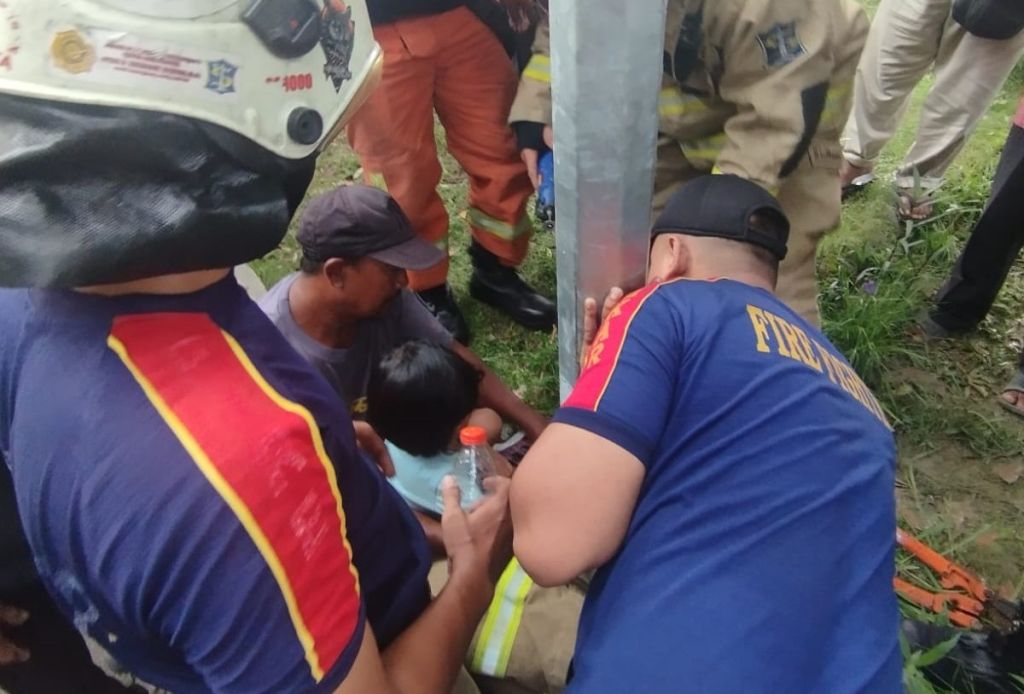 Jari Bocah di Surabaya Terjepit Lubang Pengait Tiang PJU, Damkar Turun Tangan