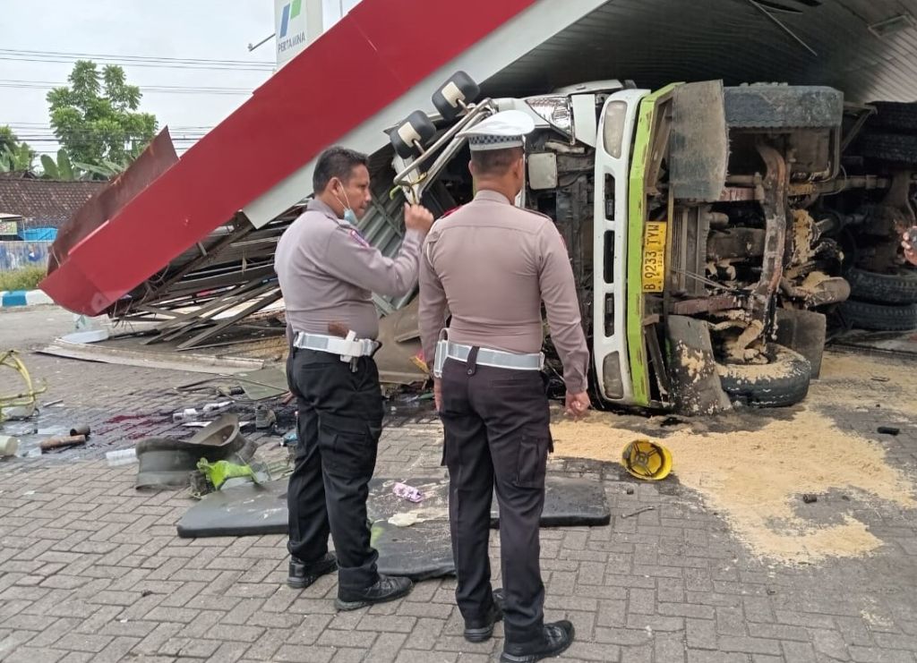 Tronton Kehilangan Kendali, Seruduk SPBU dan Warung di Ngawi
