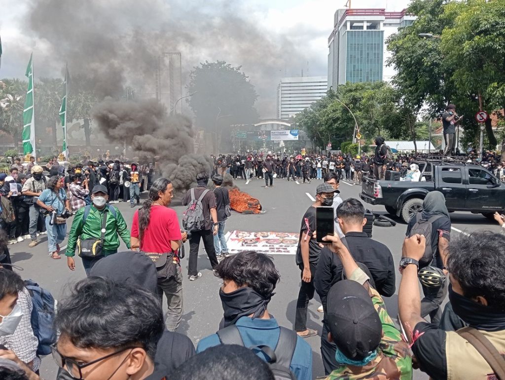 Aksi Tolak UU TNI di Surabaya Dimulai dengan Membakar Ban