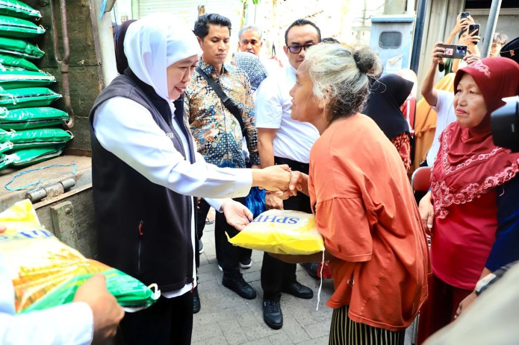 Gubernur Jatim Khofifah Tinjau Pasar Pangan Murah di Surabaya