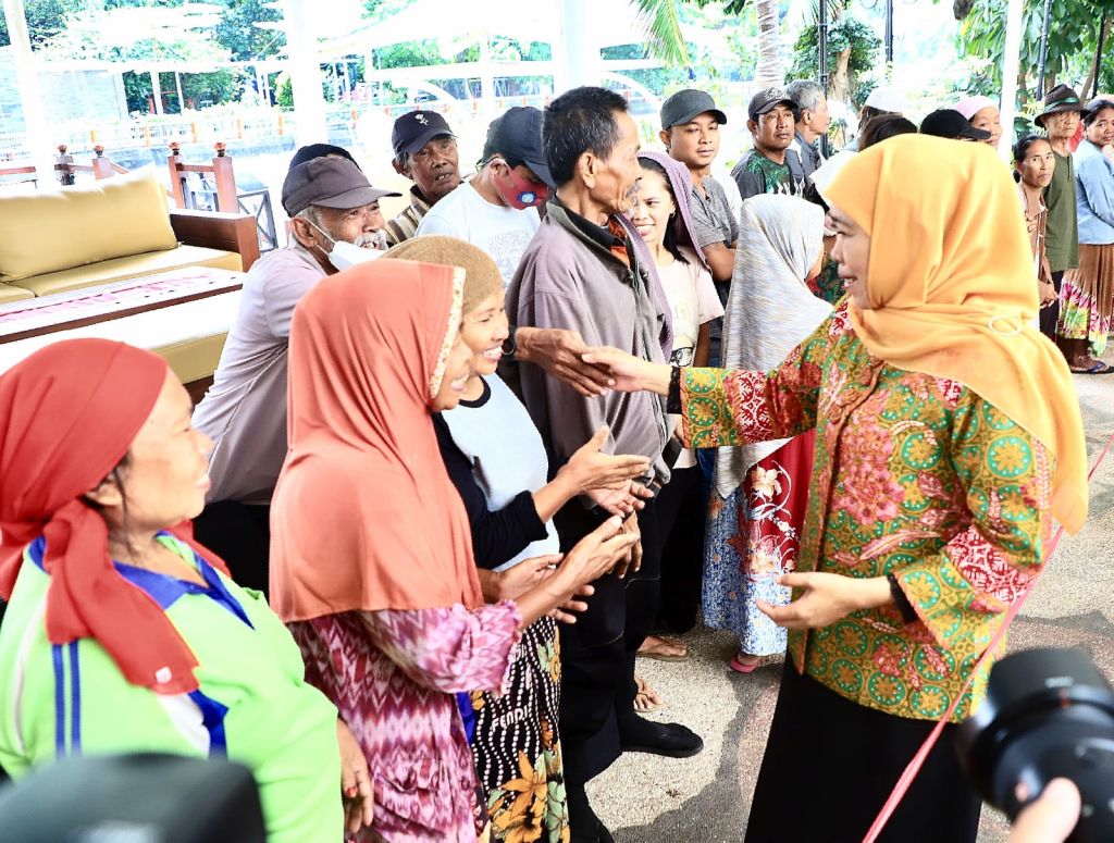 Bahagianya Warga Surabaya Dapat Paket Sembako dari Gubernur Khofifah