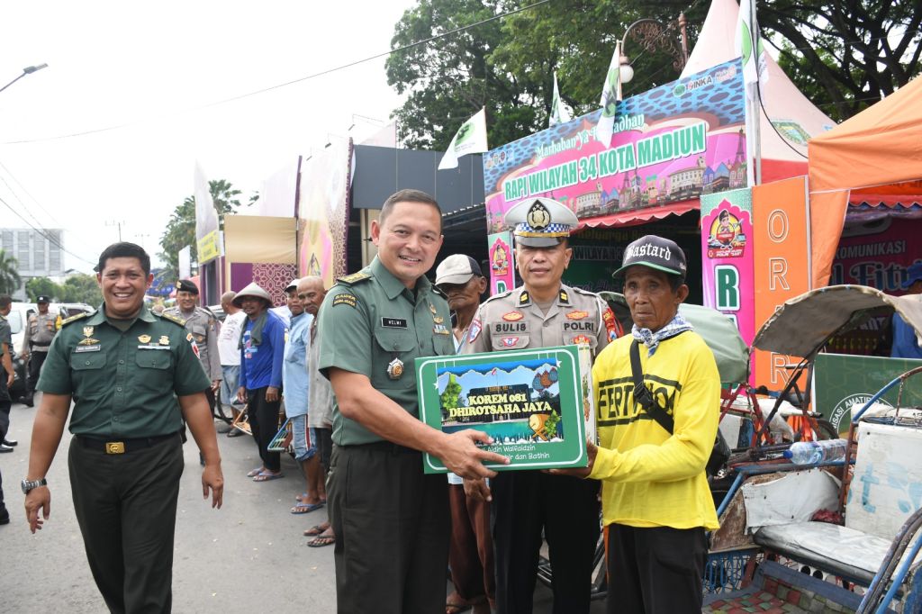 Aksi Simpatik TNI-Polri di Madiun Berbagi Bingkisan Lebaran