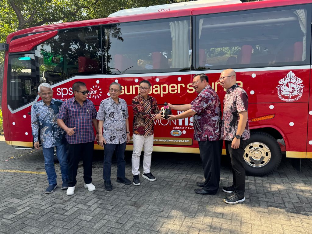Ubaya Terima Bus CSR dari SPS Corporate dan SMB Group