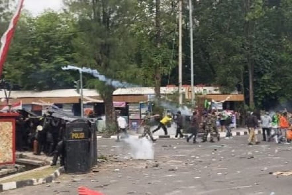 Pantauan Sore, di Mako Brimob Kwitang: Massa Mengamuk, Polisi Tembakkan Gas Air Mata
