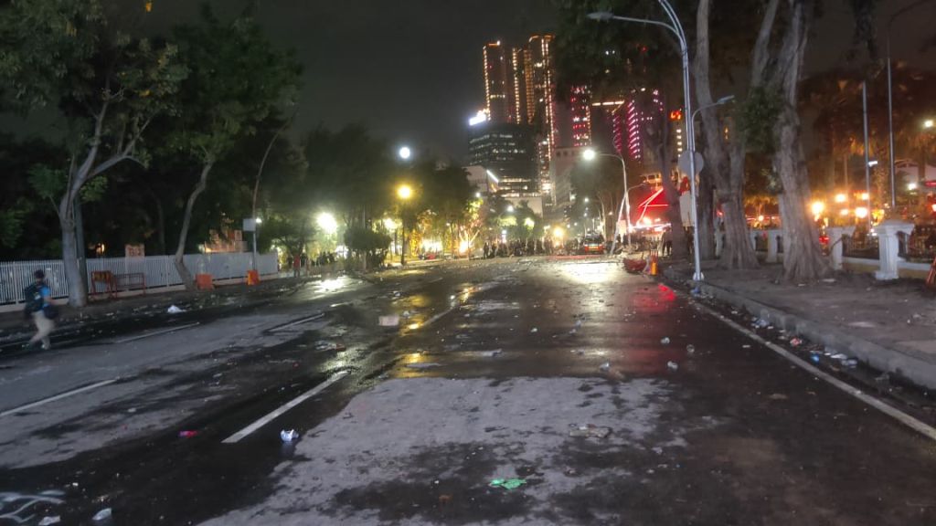 Situasi Grahadi, Massa Berangsur Bubarkan diri dan Suasana Surabaya Mulai Kondusif