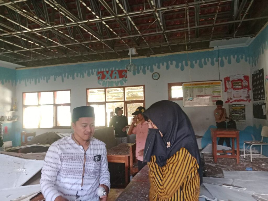 Atap SMA I Tiris Ambrol Timpa Guru dan Murid