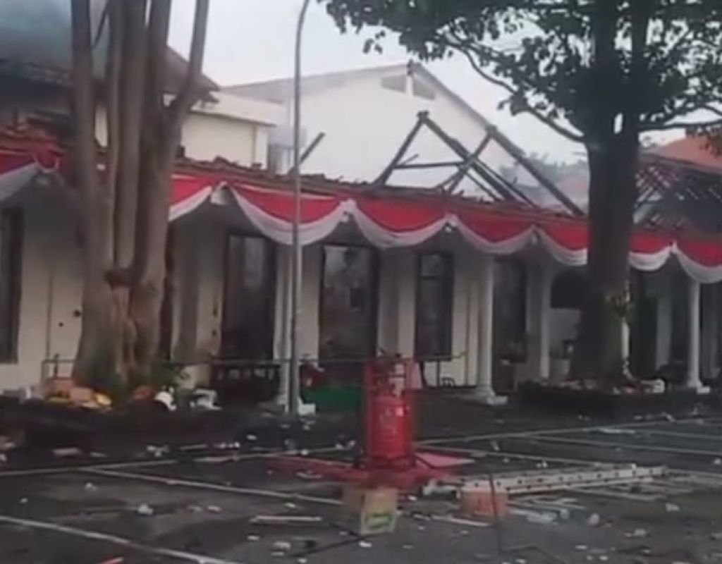 Sisa Kerusuhan, Grahadi Surabaya Pagi Ini Penuh Puing Kebakaran