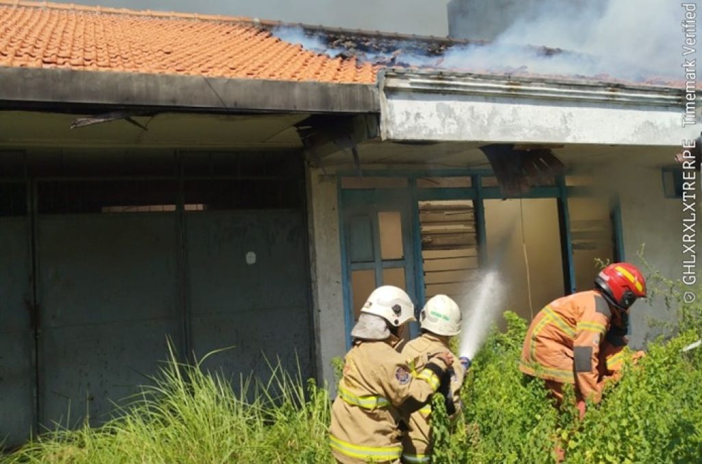 Kebakaran Rumah di Darmo Baru Barat, Dua Petugas Damkar Surabaya Jadi Korban