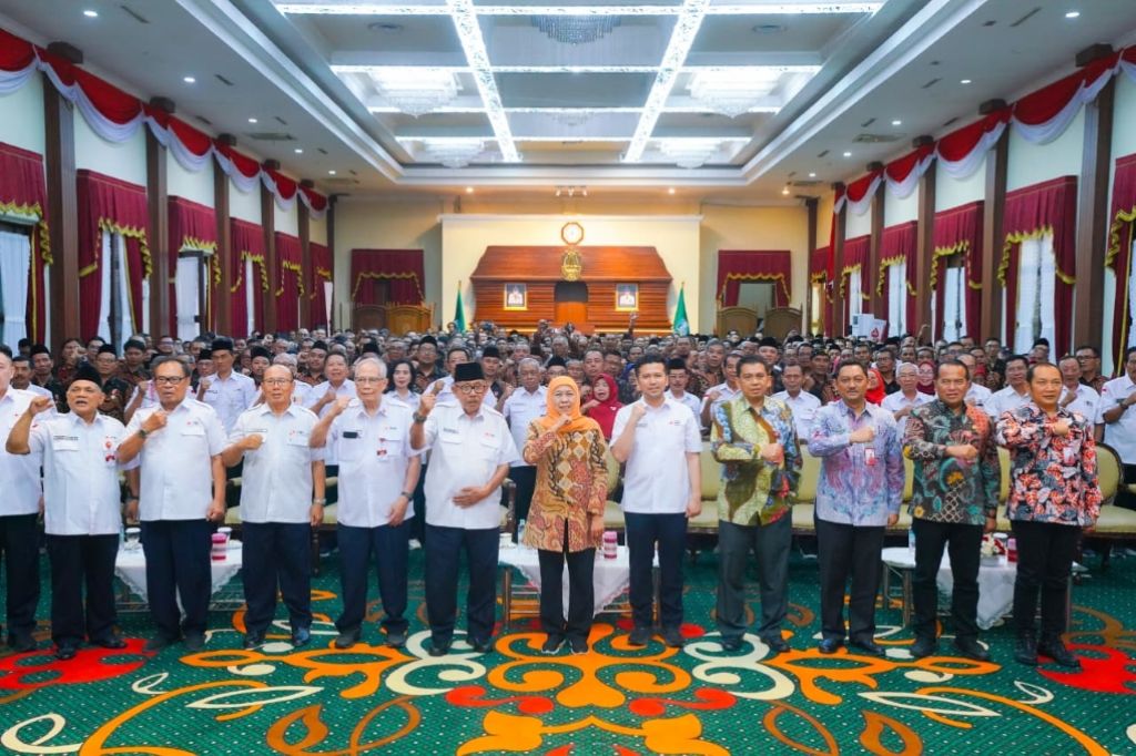 Gubernur Khofifah Serahkan Penghargaan Bagi 604 Pendonor Darah Sukarela 75 Kali