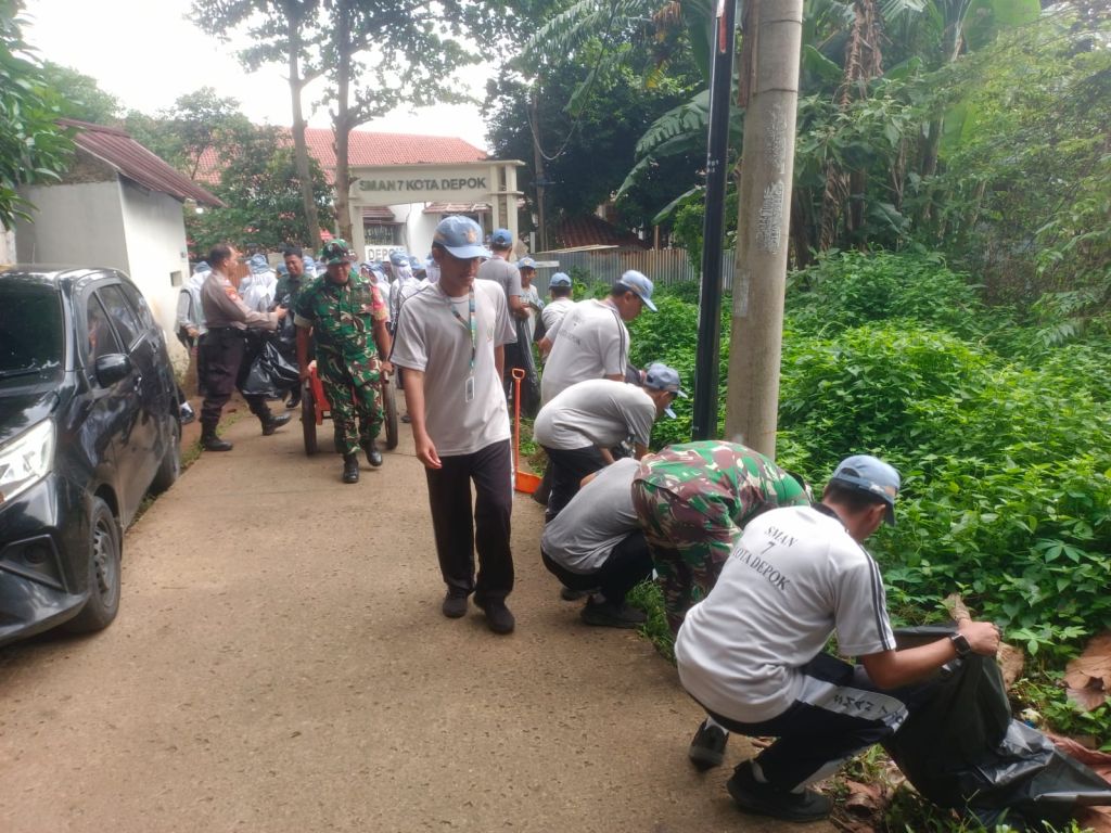 Karya Bakti TNI–Polri dan Warga Bersihkan Lingkungan SMAN 7 Depok