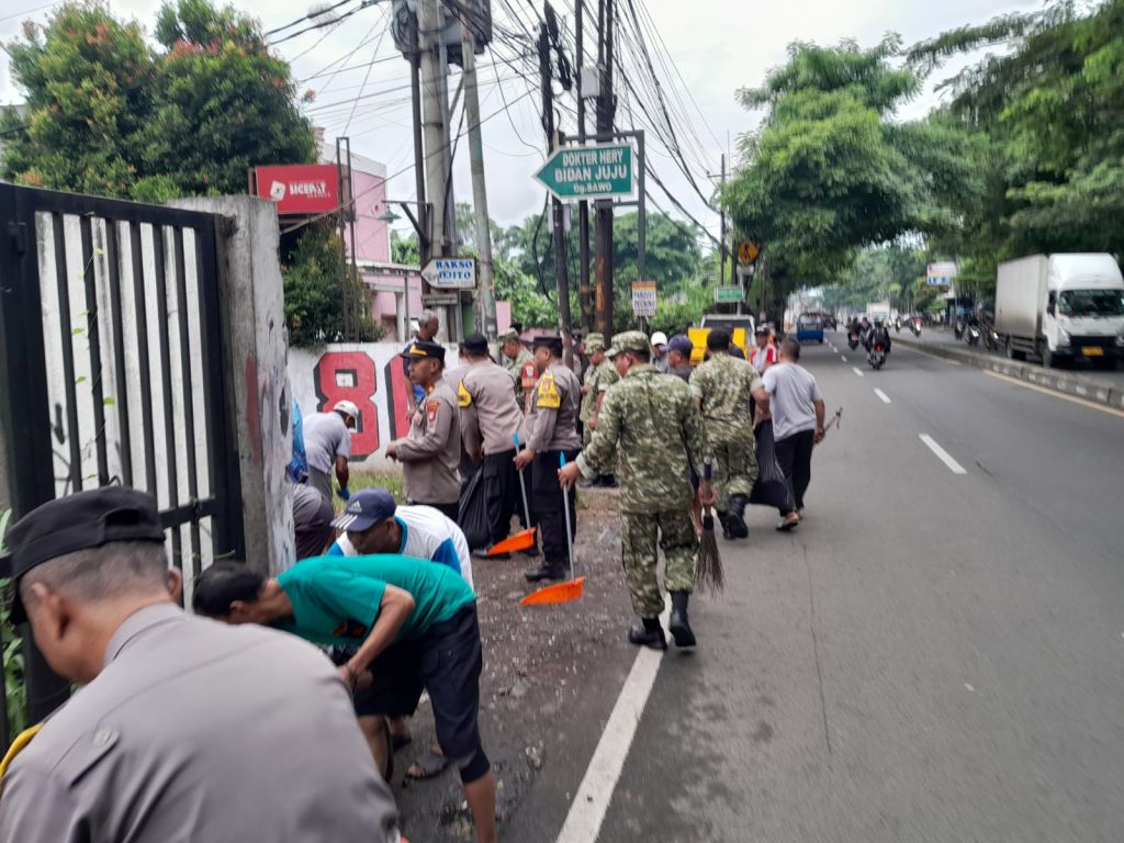 TNI–Polri dan Warga Kompak Bersih-bersih, Danramil Cimanggis: Bukti Kepedulian Lingkungan