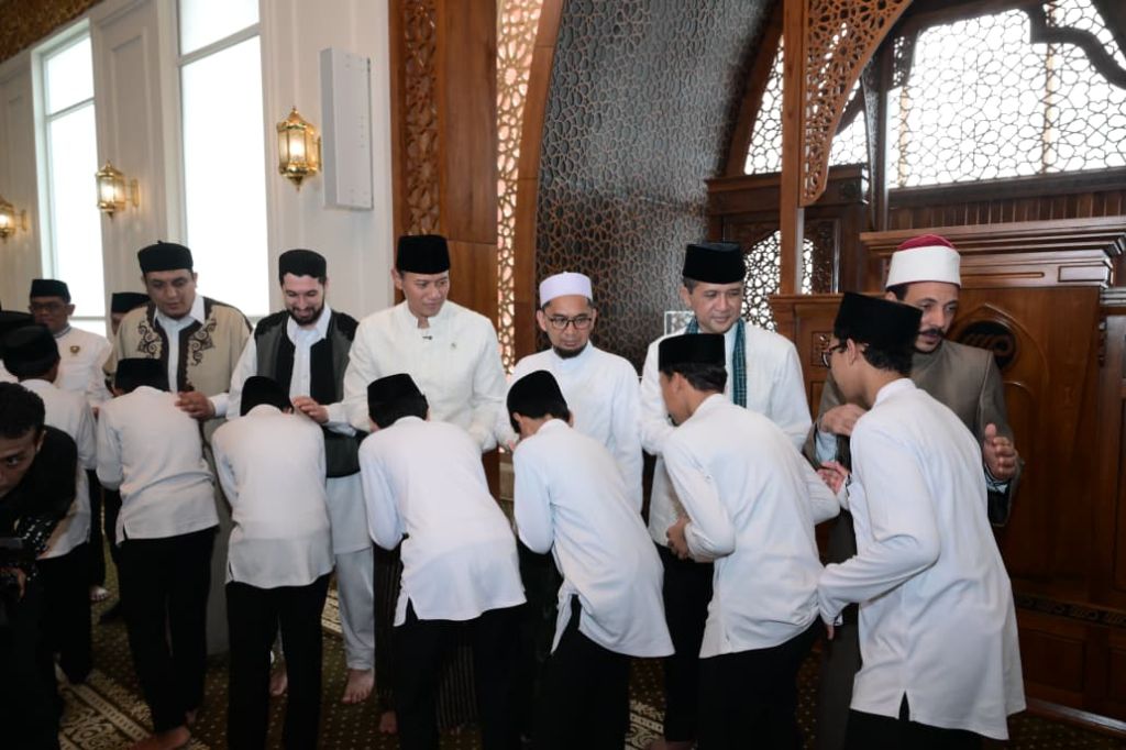 Silaturahmi ke Ponpes Ustadz Adi Hidayat, Menko AHY dan Mentrans Iftitah Kompak Perkuat SDM Unggul