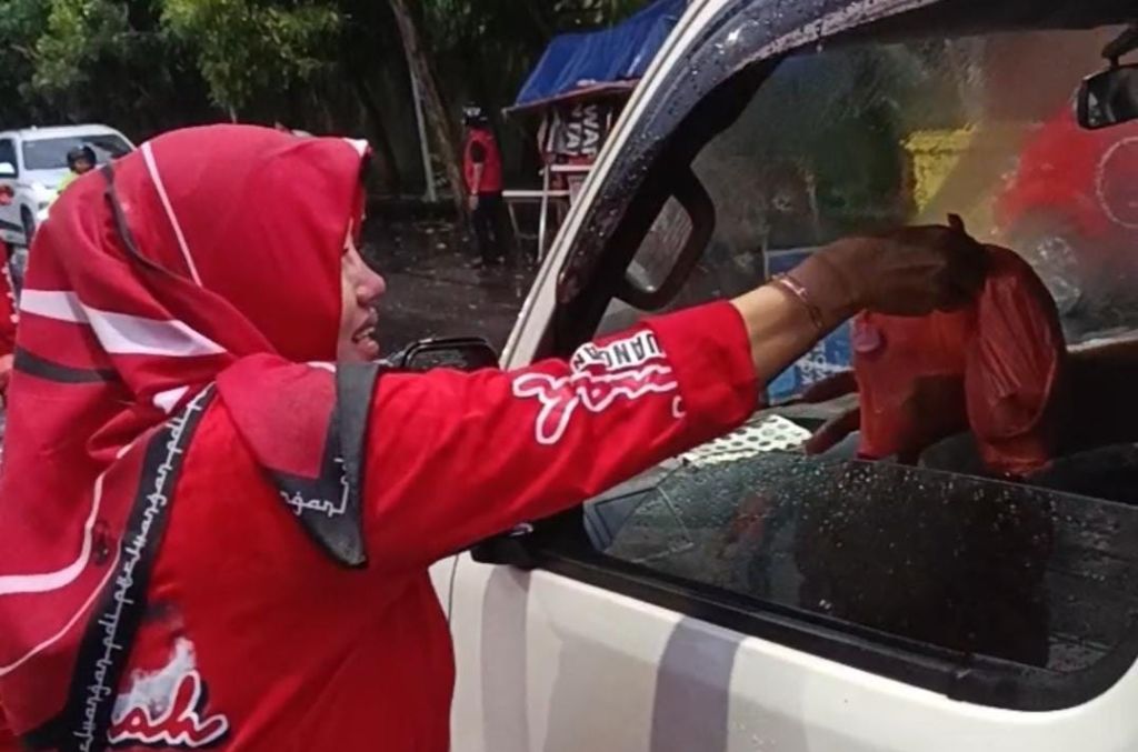 Sarinah Surabaya Curi Perhatian Warga Saat Aksi Bagi Takjil
