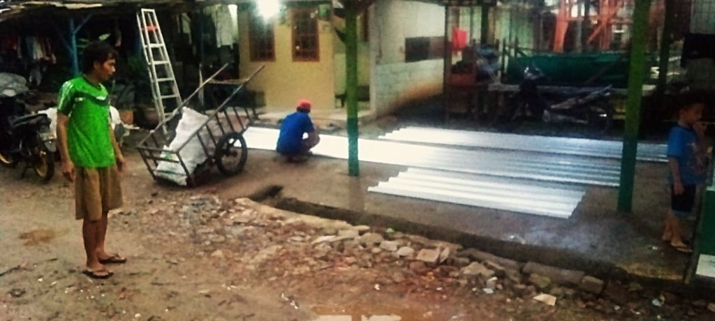 Meski Diguyur Hujan, Satgas TMMD Tetap Kebut Rehab MCK di Sukmajaya