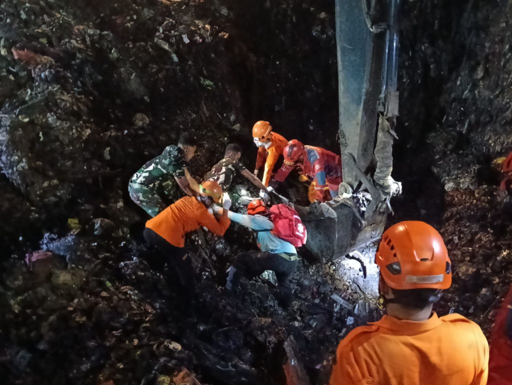 Gerak Cepat Yonarmed 7/BG Bantu Evakuasi Korban Longsor Gunung Sampah Bantargebang