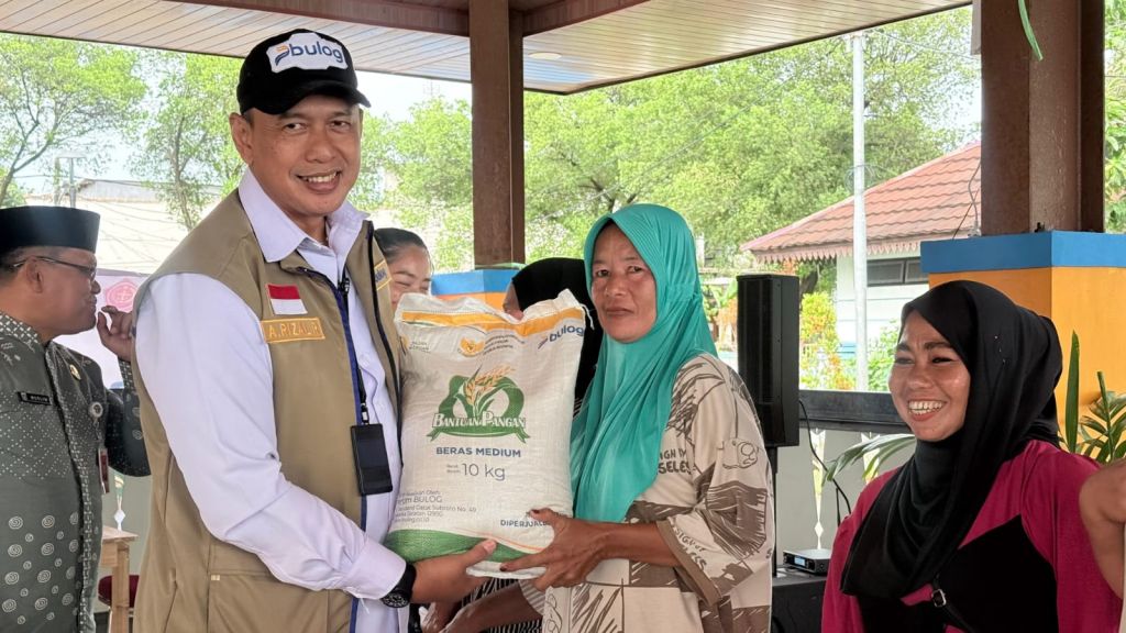 BULOG Ngebut Salurkan Bantuan Pangan ke Kepulauan, Warga Pulau Untung Jawa Bersyukur