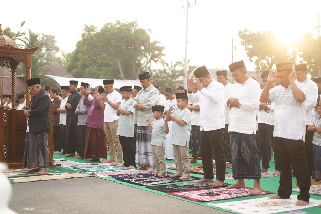 Polres Kediri Gelar Sholat Iduladha dan Penyembelihan Hewan Kurban Bersama Masyaraka