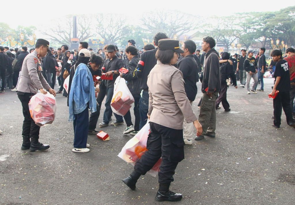 Rutam Nuwus Aksi Damai BEM Malang Raya Berjalan Lancar, Polisi dan Mahasiswa Bersih-Bersih Usai Orasi