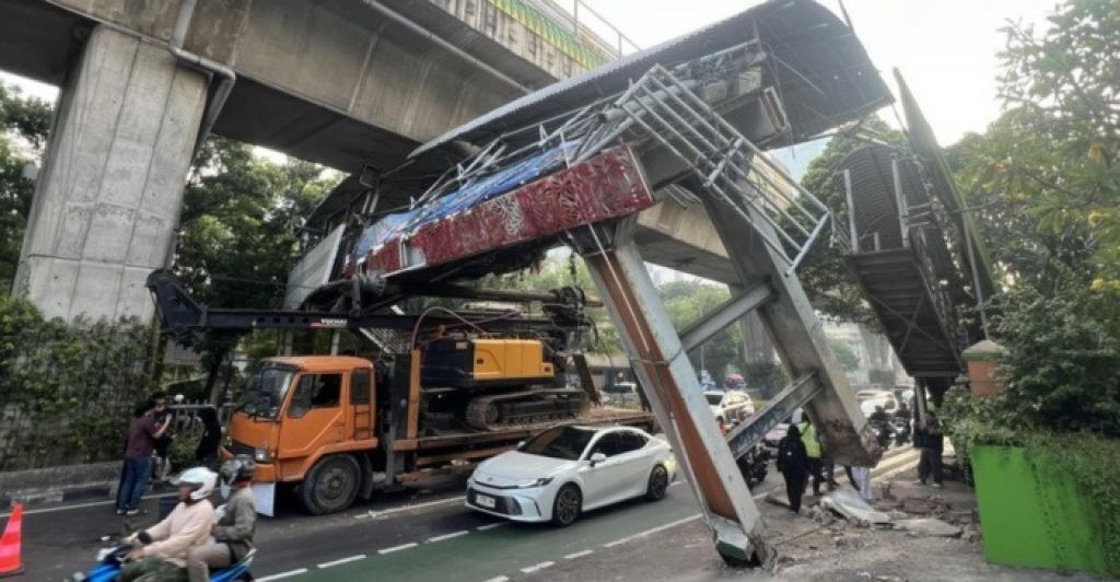 JPO Tendean Nyaris Roboh Ditabrak Truk Alat Berat, Bina Marga Putuskan Dibongkar