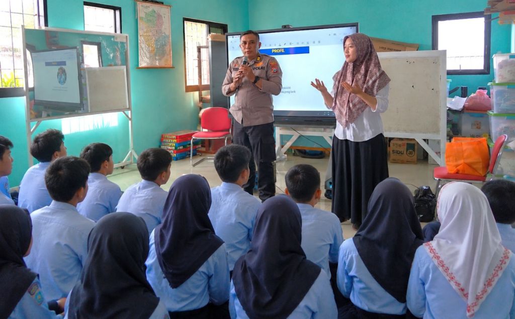 Polisi Sahabat ABK, AKP Totok Edukasi Pencegahan Asusila dan Bullying ke Siswa SLB-B YPTB Malang
