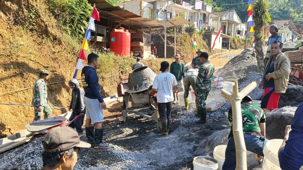 Medan Naik Turun Tak Surutkan Semangat Satgas TMMD Reguler Ke-129 Kodim 0708 Purworejo