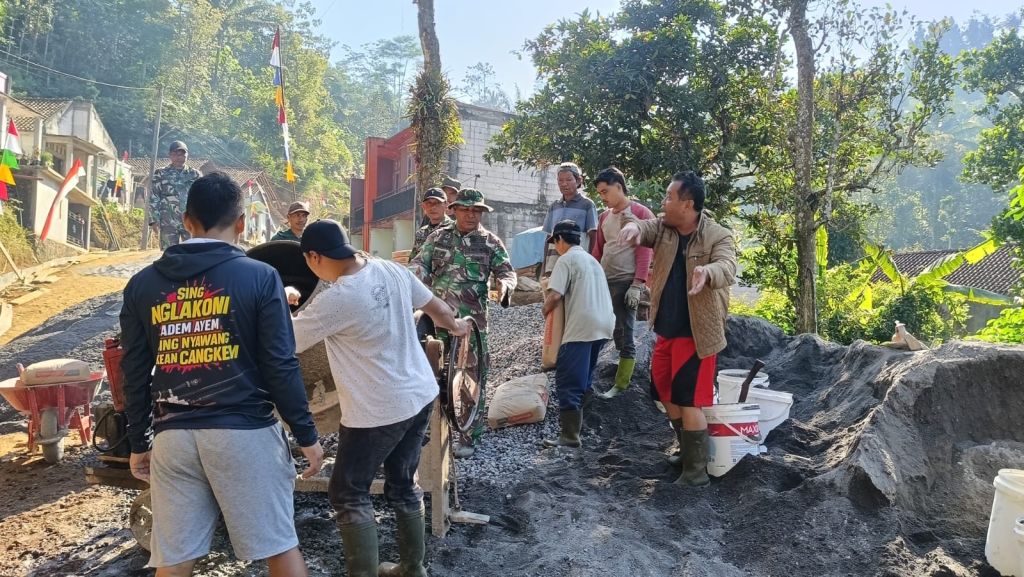 Kebersamaan Satgas TMMD dan Warga, Ringankan Pengerjaan Jalan Penghubung Watuduwur-Kalibawang