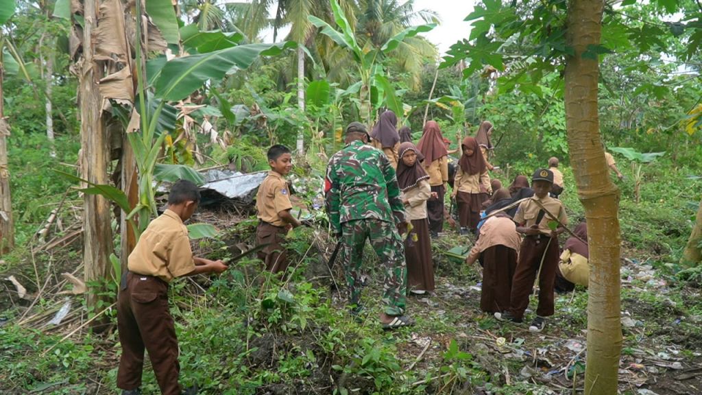 Kerja Bakti Satgas TMMD dan Siswa SDN Umbele Wujudkan Lingkungan Sekolah Bersih dan Nyaman