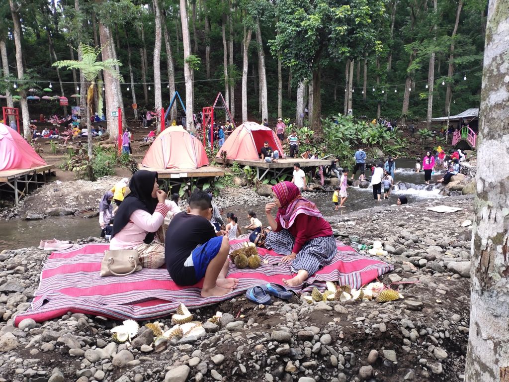 Berlibur ke Desa Wisata Pakis Jember: Menikmati Durian dan Mandi Sepuasnya