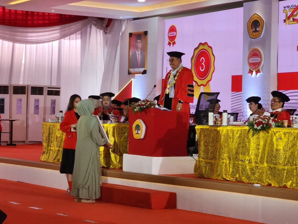 Momen Haru Rektor Untag Surabaya Serahkan Ijazah Rendi ke Ortu dalam Wisuda Ke-128