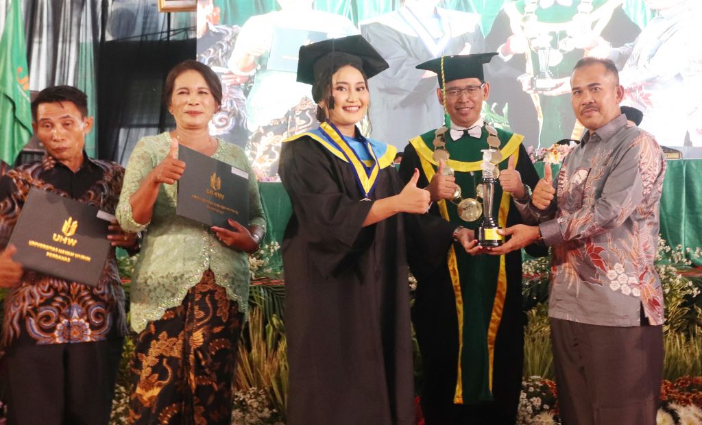 Cantik dan Pintar, Cheline Wisudawan Terbaik UHW Perbanas