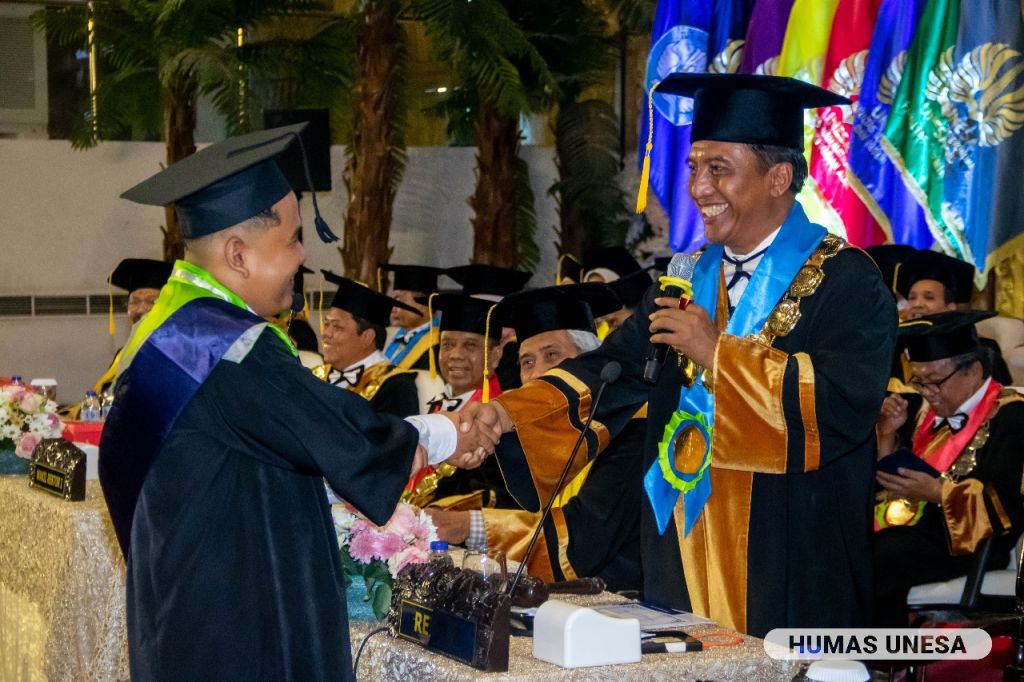 Unesa Kukuhkan 1.513 Wisudawan Periode 112 dan Apresiasi Lulusan Terbaik