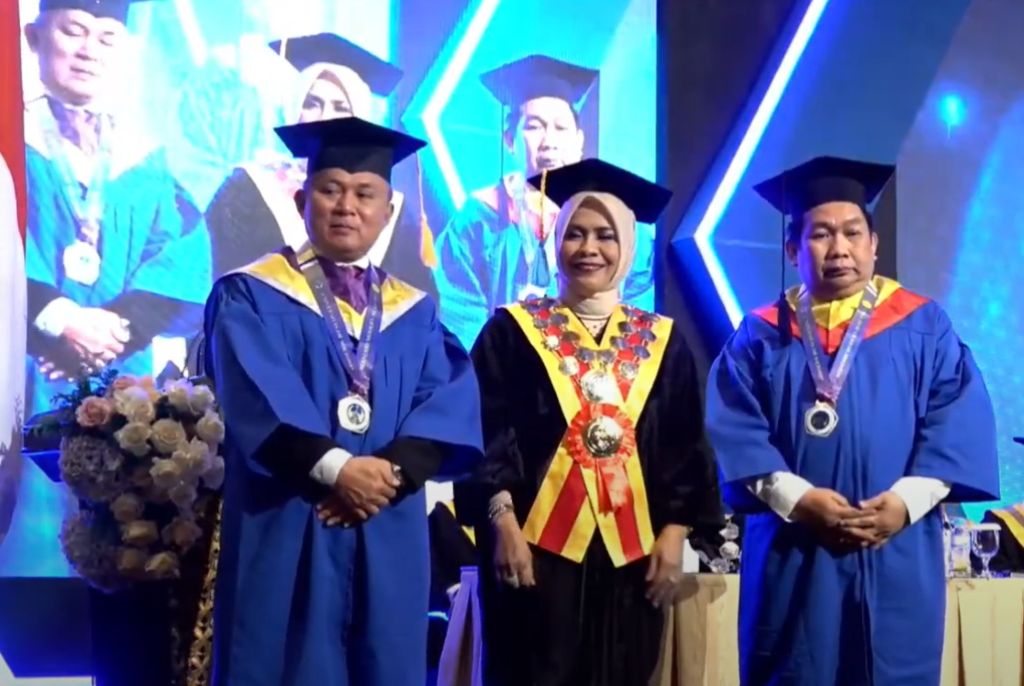 Unitomo Kukuhkan 1.156 Wisudawan: WamenHAM, Anggota DPR RI & Atlet Voli Ikut Diwisuda