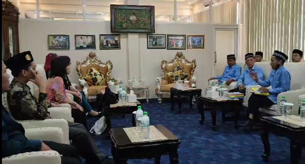 Pelajaran Bahasa Mandarin di Ponpes Nurul Jadid Menarik Perhatian WN Singapura